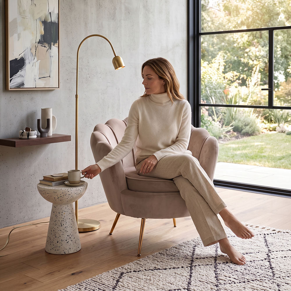 Perla – poltrona a conchiglia in velluto con gambe in metallo