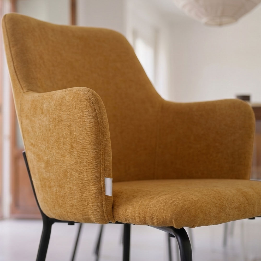 Rachele – Poltroncina in tessuto con gambe in metallo